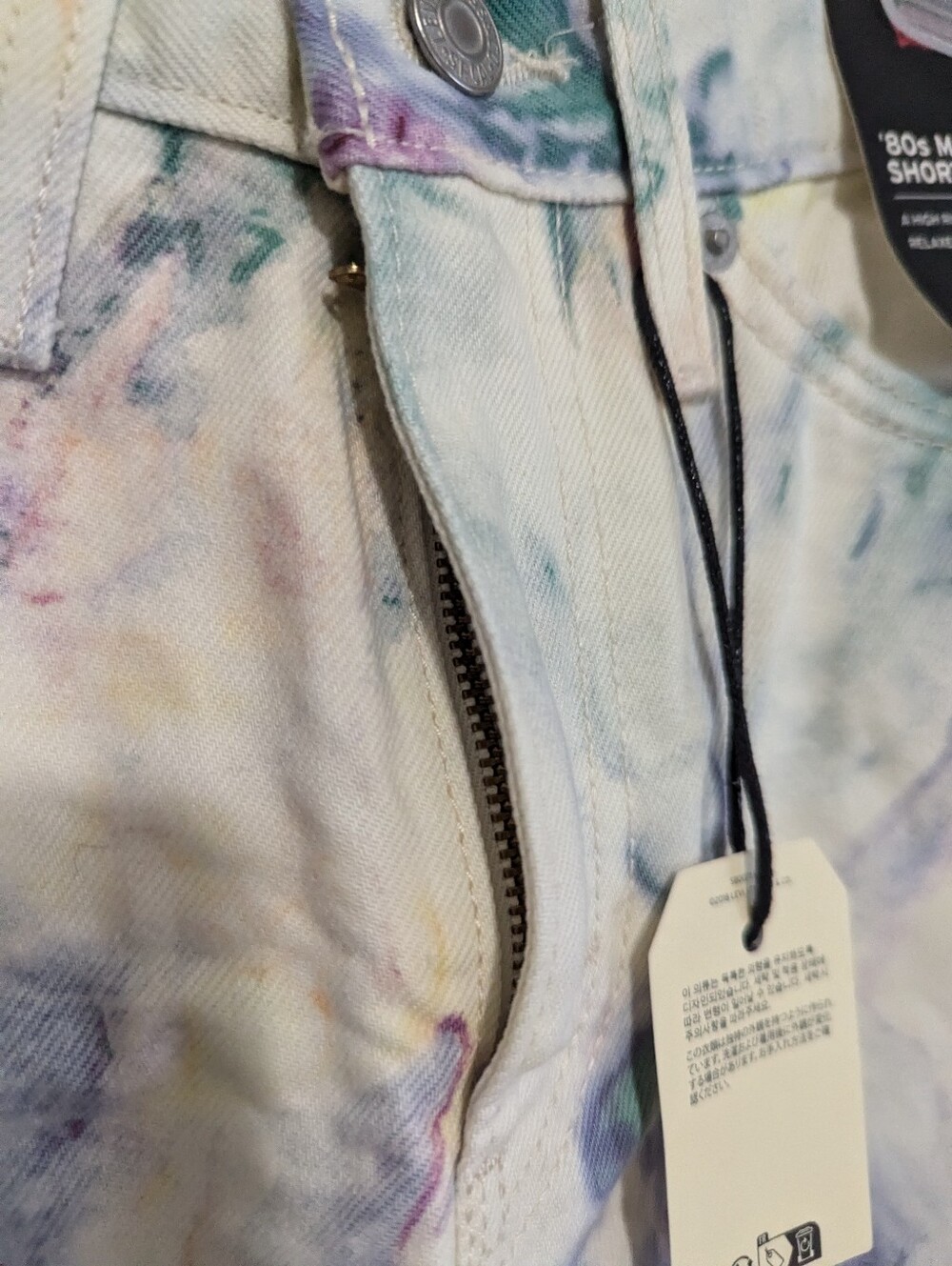 NWT Levi's Women's 80's Mom Watercolor World Shorts Size 24 - Picture 4 of 6